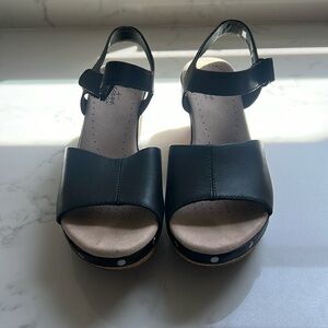 Like new Clarks leather sandals